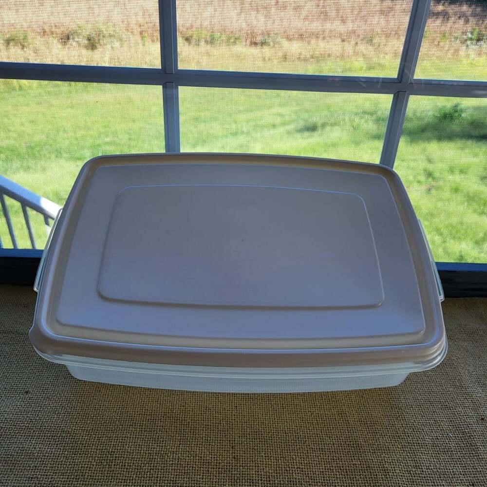 Rubbermaid Storage Container 7 Cup Beige Lid